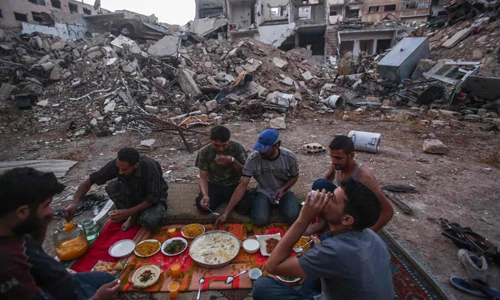 Ảnh: Tháng ăn chay Ramadan ngoài chiến tuyến ở Syria