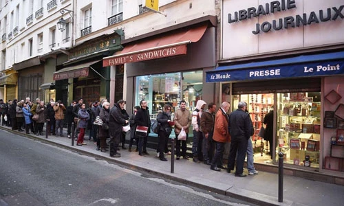 Dân Pháp rồng rắn xếp hàng mua báo Charlie Hebdo