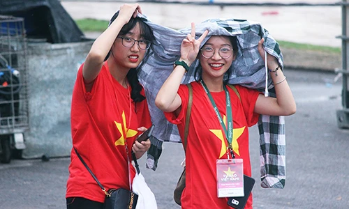 Bất chấp trời mưa, CĐV nô nức đến sân Mỹ Đình chờ đón Olympic Việt Nam