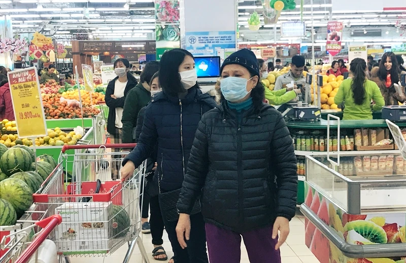 Phòng virus corona, người lớn trẻ nhỏ đeo kín khẩu trang đi siêu thị ở Hà Nội