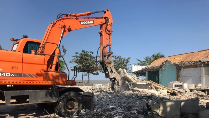Phá dỡ hàng trăm ki-ốt ở bãi biển Cửa Lò