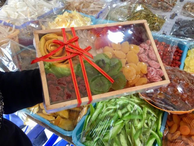 Mứt “4 không” tràn lan vỉa hè dịp Tết
