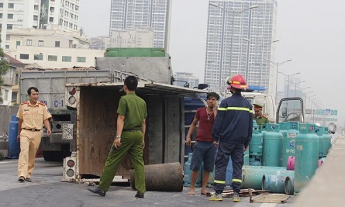 Cận cảnh xe tải chở gas lật giữa đường cao tốc trên cao