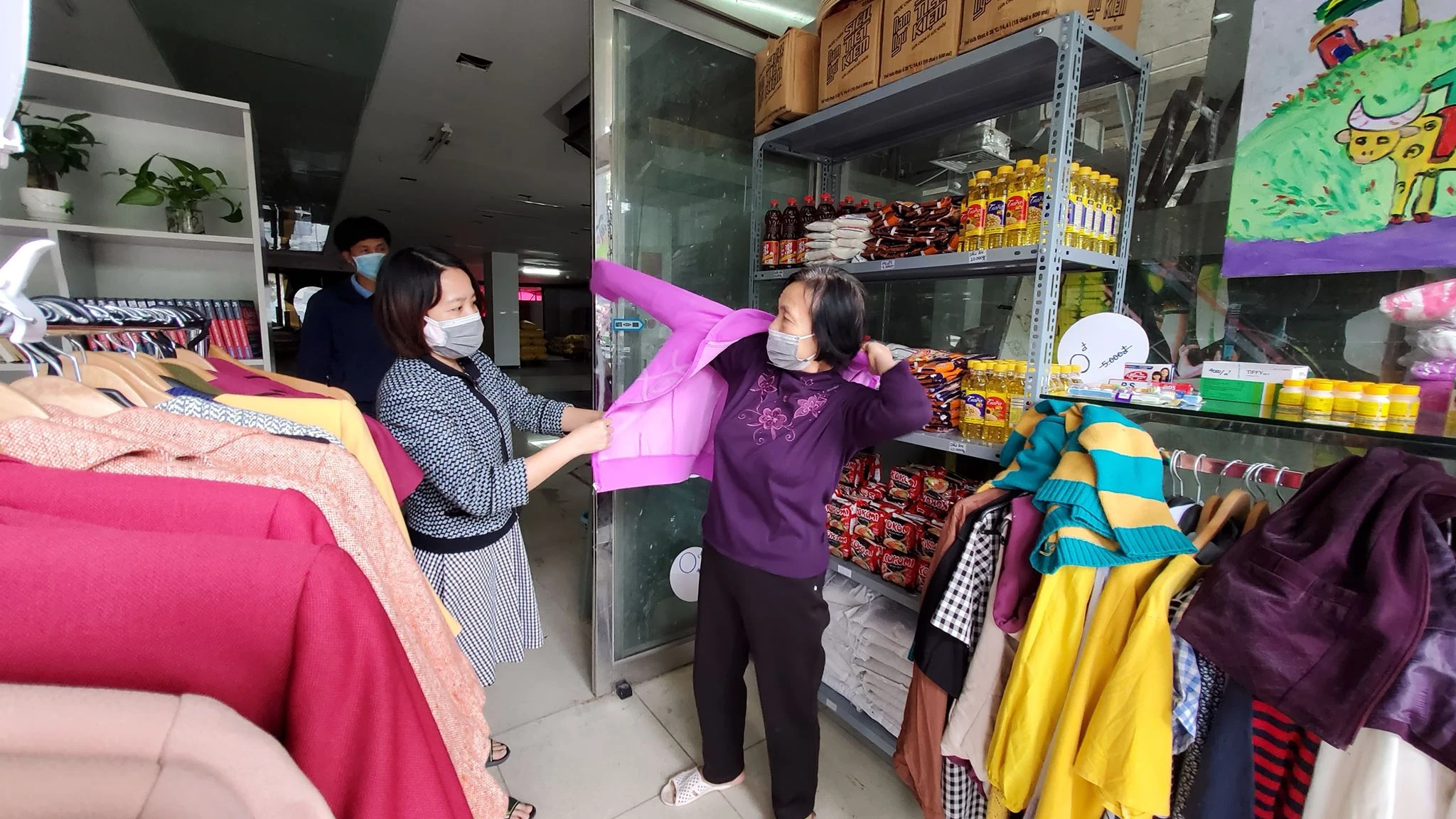 “Siêu thị 0 đồng” đầu tiên ở Hà Nội tặng người nghèo giữa tâm bão COVID-19