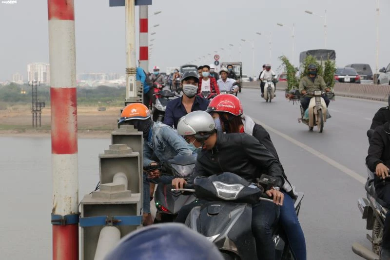 Cầu Vĩnh Tuy tắc dài vì dân xúm đông xem... người tự tử