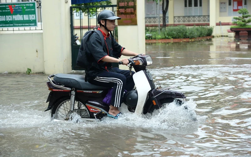 Bão số 3 - Wipha: Đường Hà Nội có nơi ngập sâu nửa mét