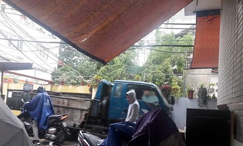 Hà Nội: Cuộc sống đảo lộn vì xe tải "quần nát" khu dân cư 