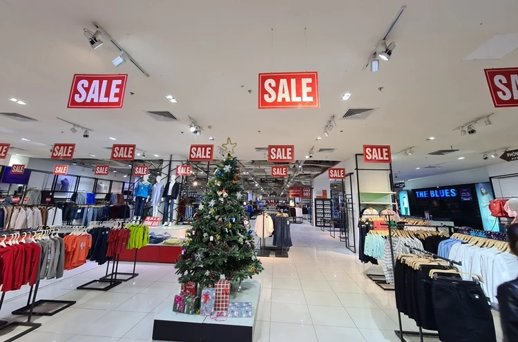 Hà Nội: Cận Tết Nguyên đán cửa hàng thời trang đua nhau “sale sập sàn”