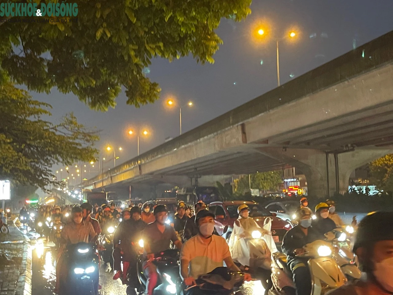 Mưa giờ tan tầm, người Hà Nội nhích từng mét về nhà