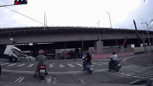 Clip: Phản xạ xuất thần, người đàn ông thoát nạn trong gang tấc