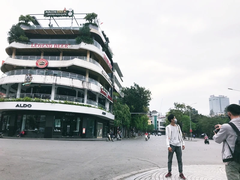 Cảnh tượng có 1-0-2 tại các điểm kinh doanh đông nhất nhì HN sau lệnh đóng cửa Covid-19