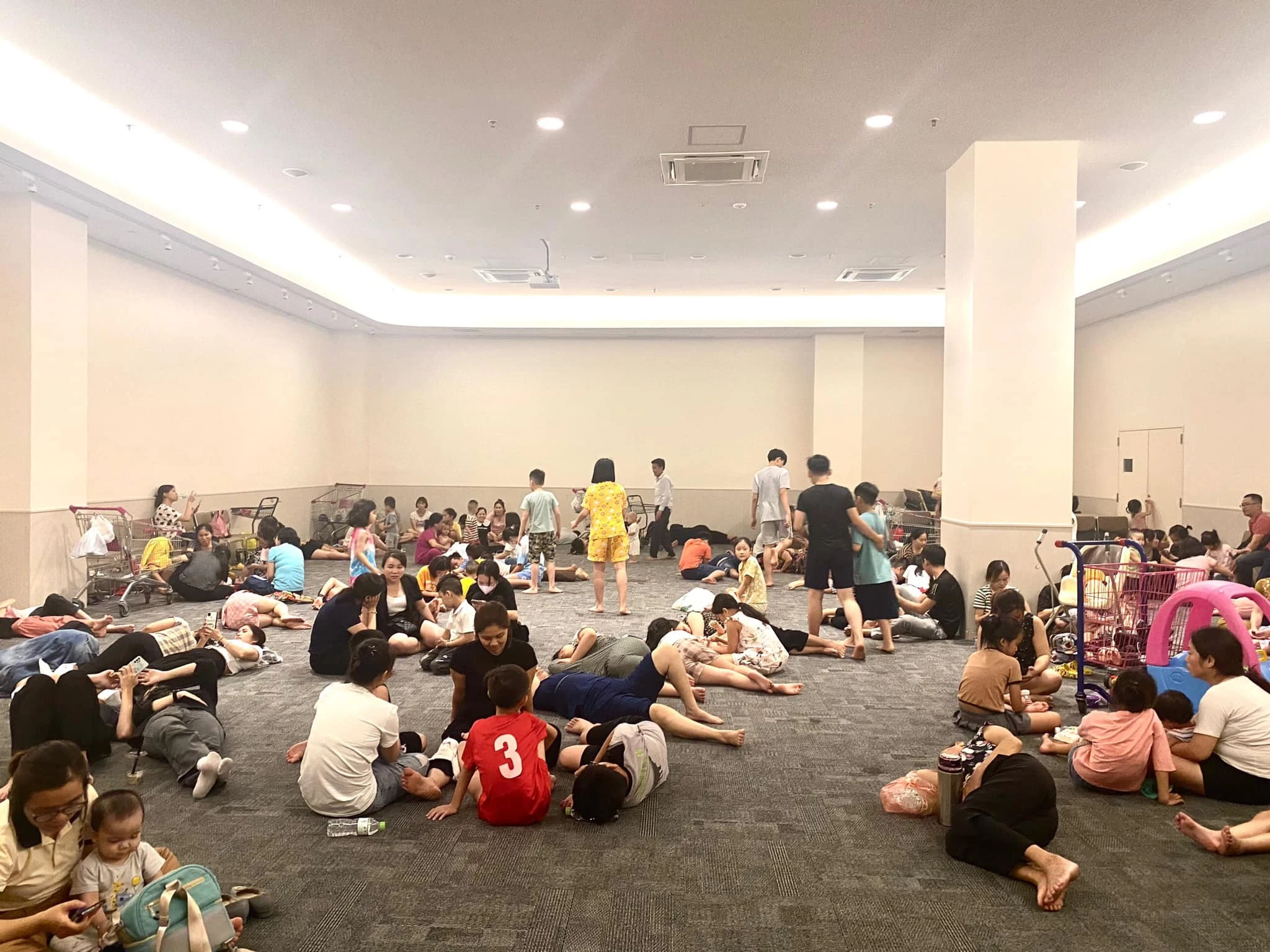 Thuê khách sạn, vào trung tâm thương mại tránh nóng vì cắt điện