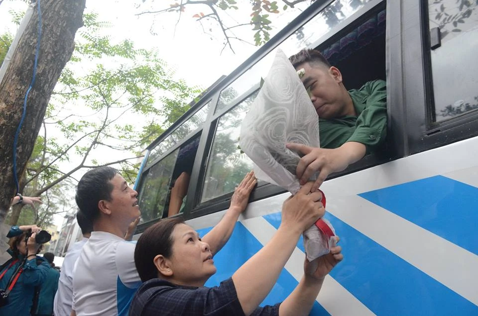 Khoảnh khắc người thân bịn rịn tiễn tân binh nhập ngũ ở Hà Nội