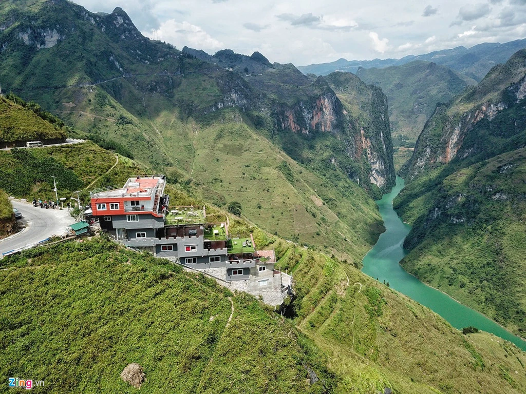 Nhà nghỉ 7 tầng Mã Pì Lèng vẫn cháy phòng sau bê bối xây dựng trái phép