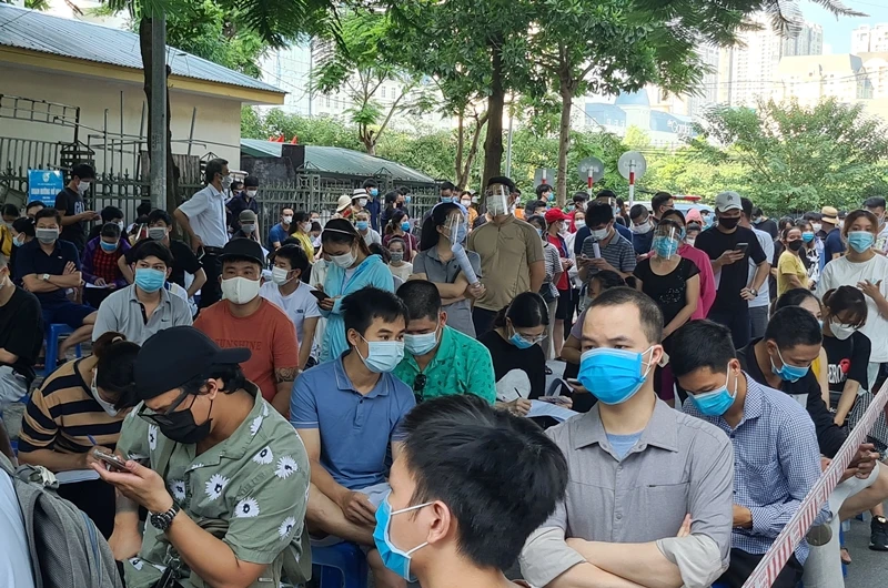 Hà Nội: Người dân chen chúc chờ tiêm vắc xin phòng COVID-19