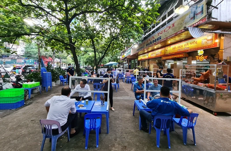 Bia hơi, quán phở... dựng vách ngăn phòng COVID-19 ở Hà Nội