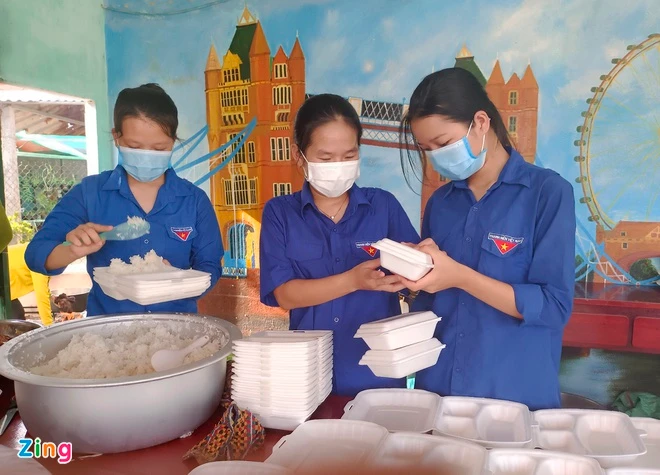 Hàng nghìn suất ăn tặng người dân ở khu cách ly