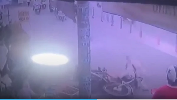 Video: Tài xế xe máy tử vong sau cú tông cột điện