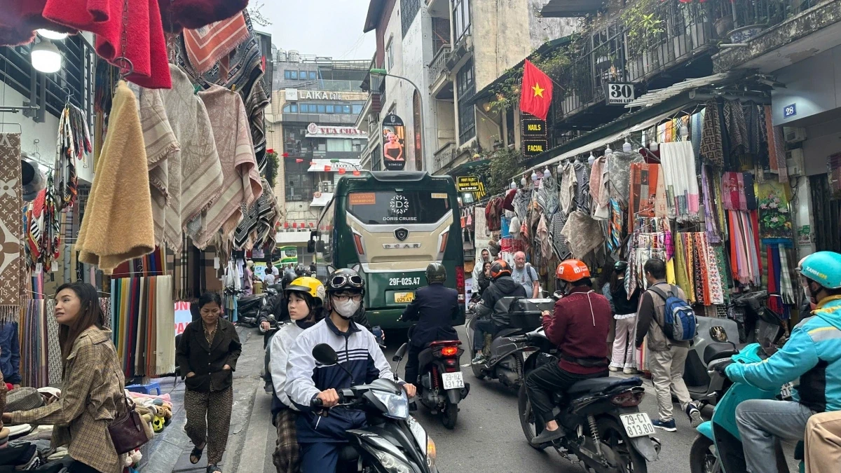 Phố cổ Hà Nội trước khi thí điểm hạn chế xe trên 16 chỗ 