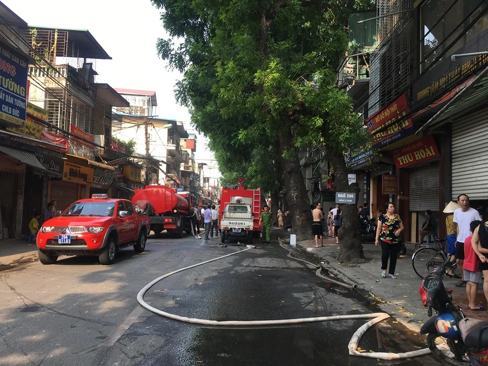 Cháy cửa hàng trên đường La Thành, nhiều người nhảy từ tầng 4 thoát thân
