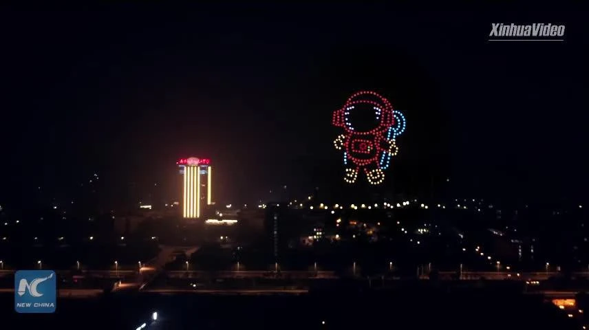 Video: 300 drone chào đón học sinh trở lại sau đại dịch
