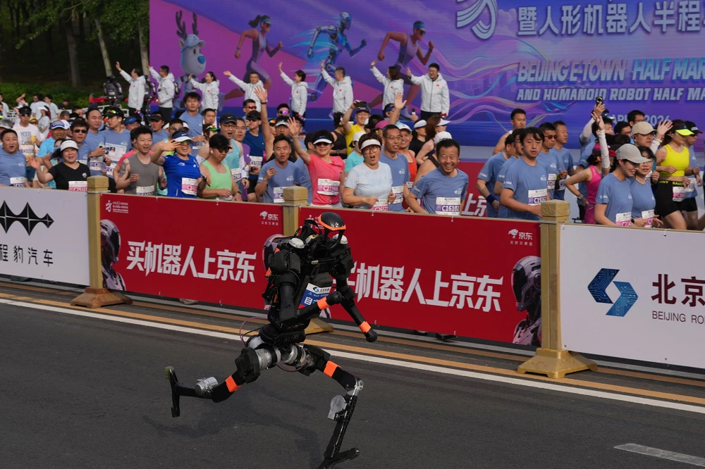 Robot Trung Quốc gây sốc khi “vượt mặt” người thật