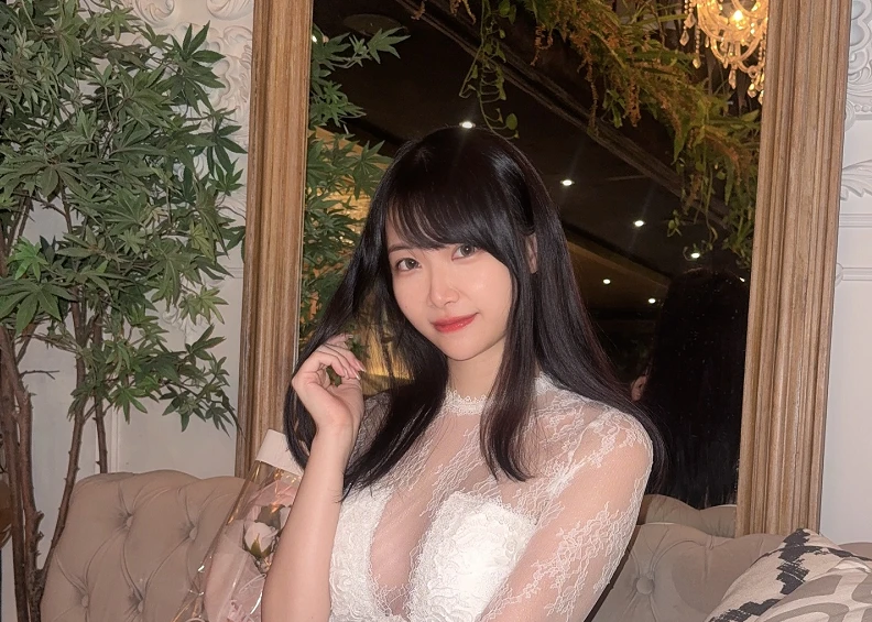Nữ kỹ sư xinh đẹp gây sốt với hot girl AI