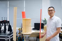 Nhà khoa học cải tiến tua bin gió trục đứng, 'bắt’ gió đô thị phát điện