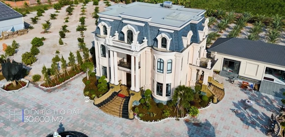 Có gì trong dinh thự châu Âu rộng 30.000m2?