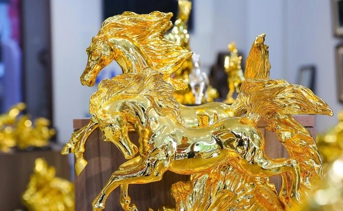 Độc đáo linh vật ngựa mạ vàng 24K hút khách dịp Tết Bính Ngọ 2026
