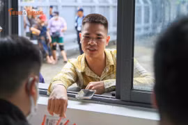 [GALLERY] Mở bán vé trận Việt Nam đấu Singapore, NHM xếp hàng ngăn nắp
