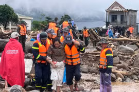 Giải cứu thành công 4 người mắc kẹt giữa lũ dữ ở Mường Than
