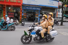 CSGT Hà Nội tăng cường dùng camera nghiệp vụ xử lý vi phạm giao thông