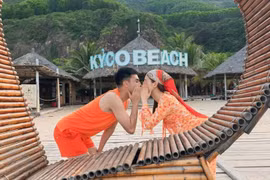 Đỏ mặt với hành động của MC Mù Tạt và bạn trai