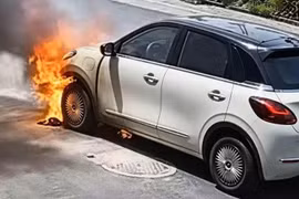 Xe ôtô điện giá rẻ Wuling Bingo tự bốc cháy khi dừng đỗ trên đường