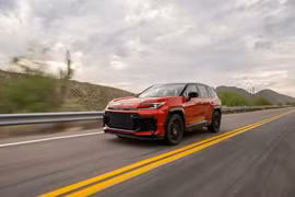Toyota RAV4 bán chạy "như tôm tươi", khách mua phải đăng ký danh sách chờ