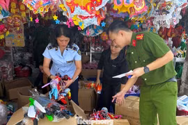 Tràn ngập đồ chơi Trung thu '3 không'