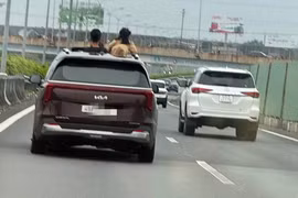 Phạt nữ tài xế để trẻ nhỏ thò đầu qua cửa sổ trời trên cao tốc