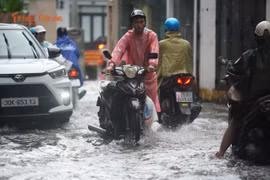 [GALLERY] Người Hà Nội chật vật vượt điểm ngập đến nơi làm việc sáng 15/9