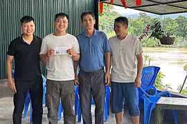 Người đàn ông lao xuống dòng nước lũ cứu cụ bà 72 tuổi ở Nghệ An