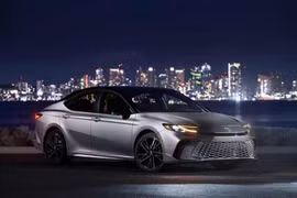 Toyota Camry 2027 "bình mới, rượu cũ" nhưng giá tăng gần 20 triệu đồng