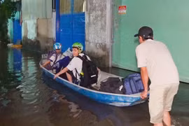 Mưa tạnh hơn một ngày, hẻm ở TPHCM vẫn ngập sâu
