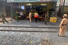 Liều lĩnh dựng lều cạnh đường sắt để... mở quán ở TP HCM