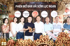 Phó Chủ tịch Bắc Ninh cùng cầu thủ Quang Hải livestream bán hơn 30 tấn vải