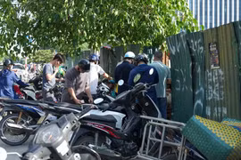 Hàng quán Hà Nội chuyển sang bán kiểu “đánh nhanh rút gọn”