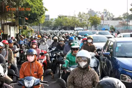 Người dân “mướt mồ hôi” vì nắng nóng, kẹt xe đi làm sau lễ