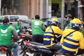 Xe ôm công nghệ tăng phí nền tảng và giá cước, khách đi xe tính “thắt ví”