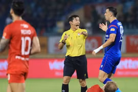 Trọng tài V-League tưởng tượng ra 11m nhận án phạt nặng