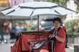 Giữa “chảo lửa” Hà Nội: Mưu sinh dưới 40 độ C của những người không thể nghỉ