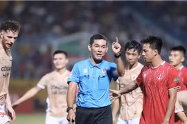 Đua trụ hạng V.League: Cần trọng tài ngoại cho 2 đội cuối bảng?